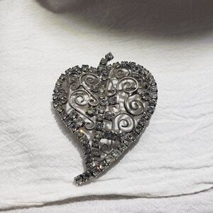 Sweet Vintage Silvertone Filigree Heart Brooch with clear rhinestones